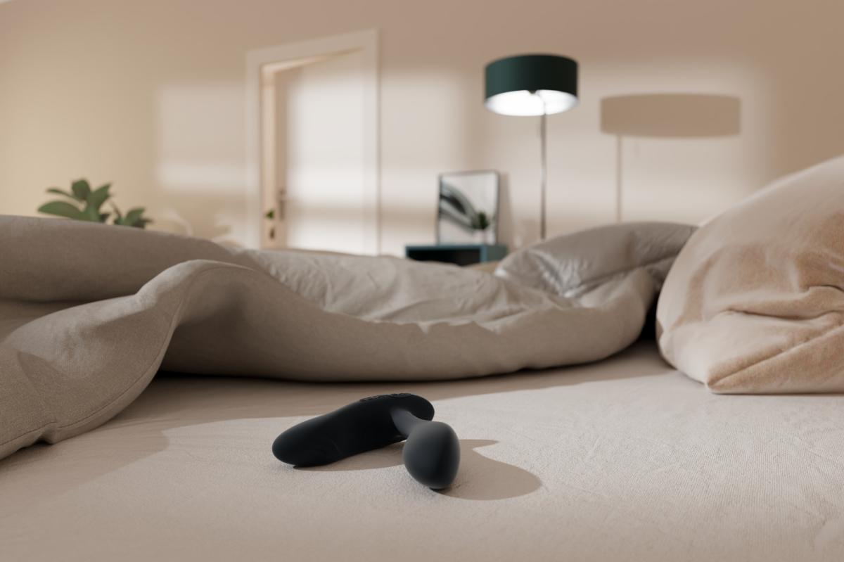 We-Vibe Vector+ in einer stilvollen Schlafzimmer-Lifestyle-Szene