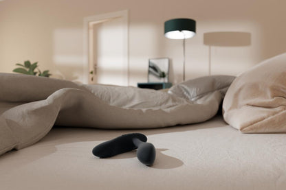 We-Vibe Vector+ in einer stilvollen Schlafzimmer-Lifestyle-Szene