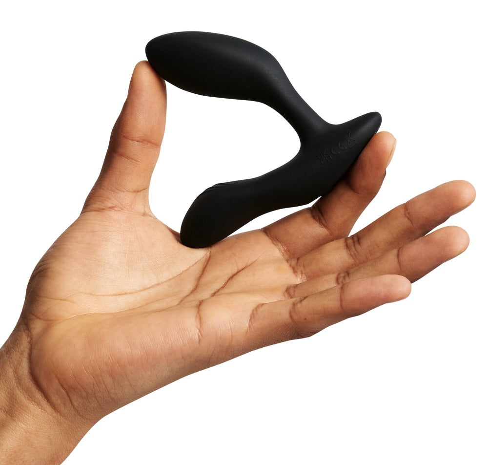 Schwarzer We-Vibe Vector+ in einer Hand zur Darstellung der Produktgröße