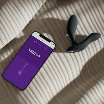 Schwarzer We-Vibe Vector+ mit Smartphone und App-Steuerung