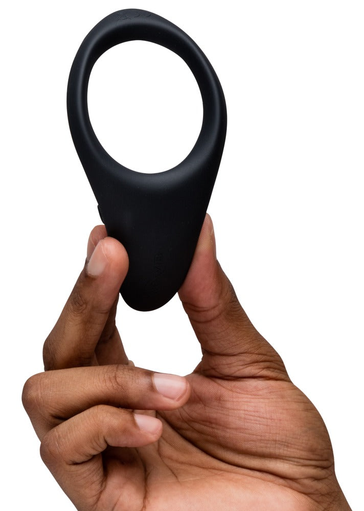 We-Vibe Verge 2 in einer Hand zur Darstellung der Produktgröße