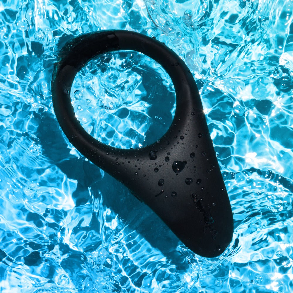 We-Vibe Verge 2 auf Eiswürfeln als Darstellung der Wasserdichtigkeit