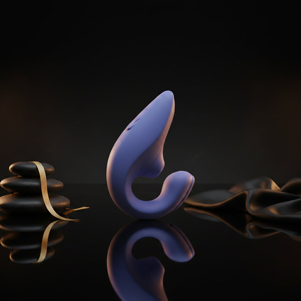 Womanizer Blend Rabbit-Vibrator in luxuriöser dunkler Studioaufnahme