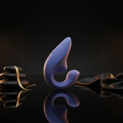 Womanizer Blend Rabbit-Vibrator in luxuriöser dunkler Studioaufnahme