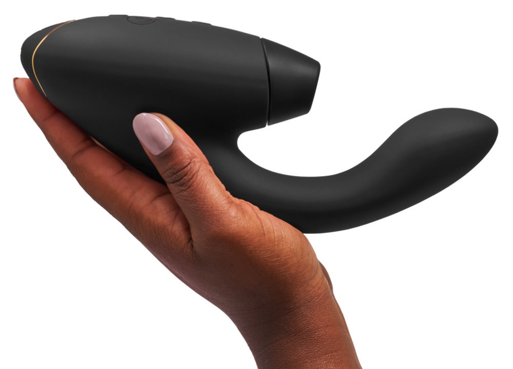 Womanizer Duo 2 mit ergonomischer flexibler Form in der Hand