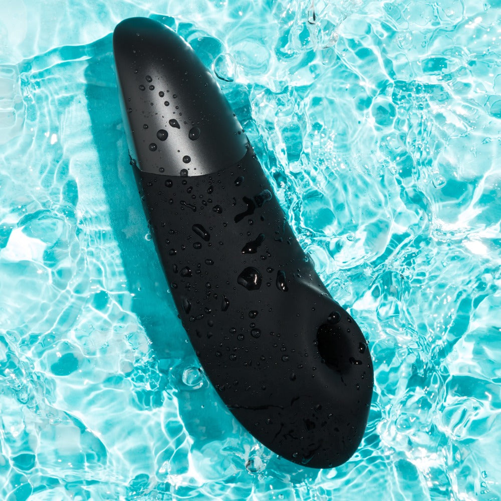 Womanizer Enhance Druckwellenvibrator wasserdicht im Wasser