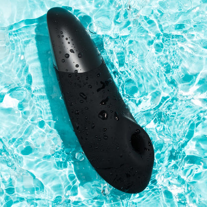 Womanizer Enhance Druckwellenvibrator wasserdicht im Wasser