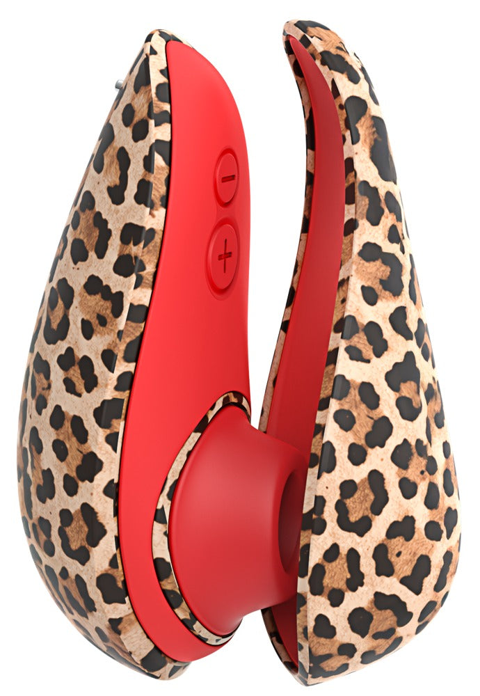 Geöffnetes leopardfarbenes Etui mit Womanizer Liberty 2 in Braun