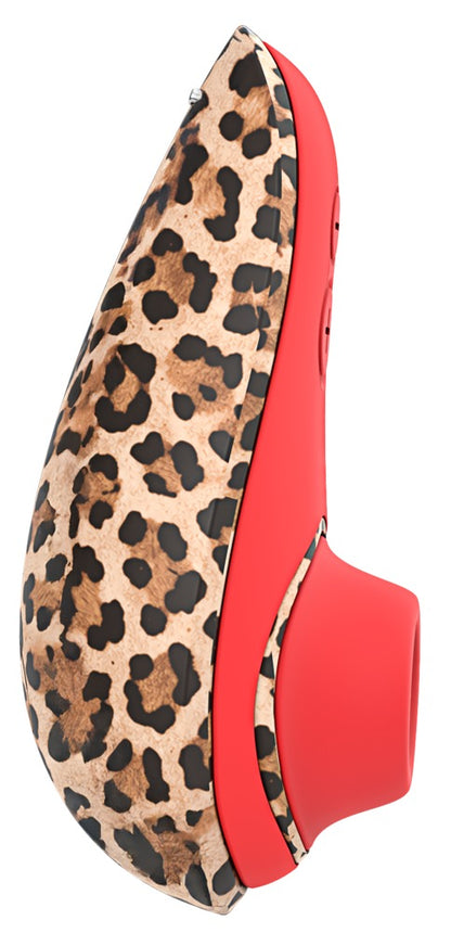 Seitenansicht des Womanizer Liberty 2 in Braun mit leopardfarbenem Etui