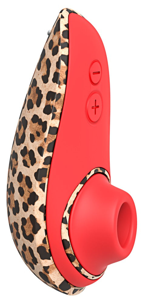 Vorderansicht des Womanizer Liberty 2 in Braun mit leopardfarbenem Etui