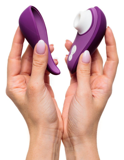 Womanizer Liberty 2 Druckwellenvibrator kompakte Reisegröße im Größenvergleich in der Hand