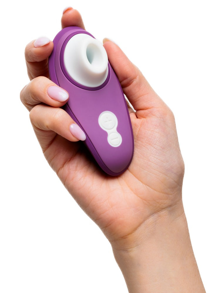 Womanizer Liberty 2 Druckwellenvibrator in der Hand für diskrete Intimate Wellness Anwendung