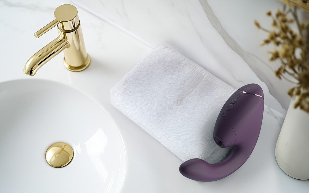 Premium Design des Womanizer Next Duo auf heller Oberfläche