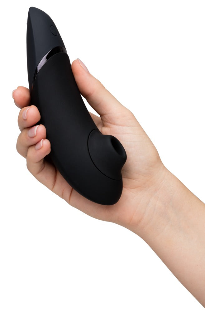 Womanizer NEXT Druckwellentechnologie in der Hand gehalten