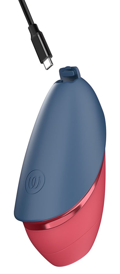 Womanizer Next Liberty in Blau mit angeschlossenem USB-C-Ladekabel
