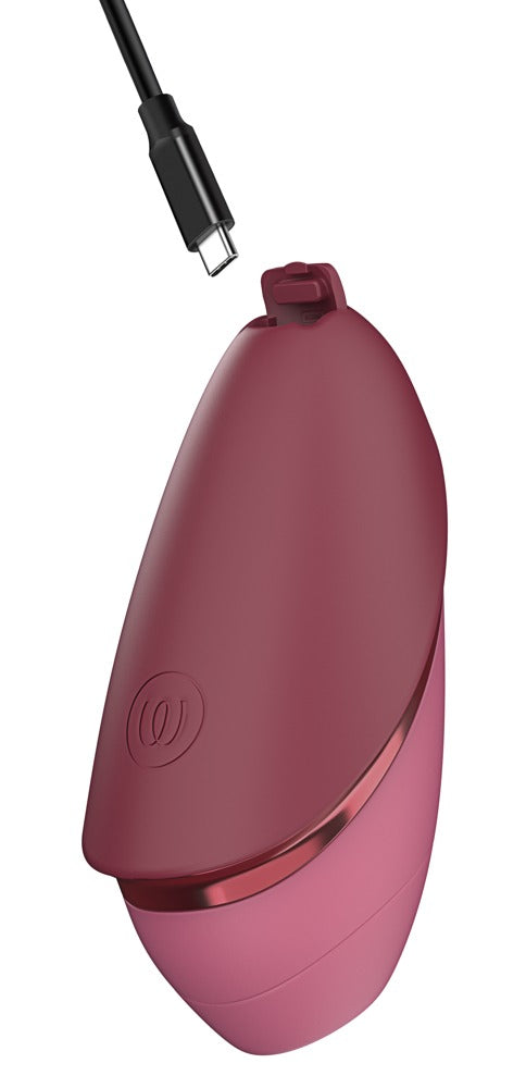 Womanizer Next Liberty in Rot mit angeschlossenem USB-C-Ladekabel