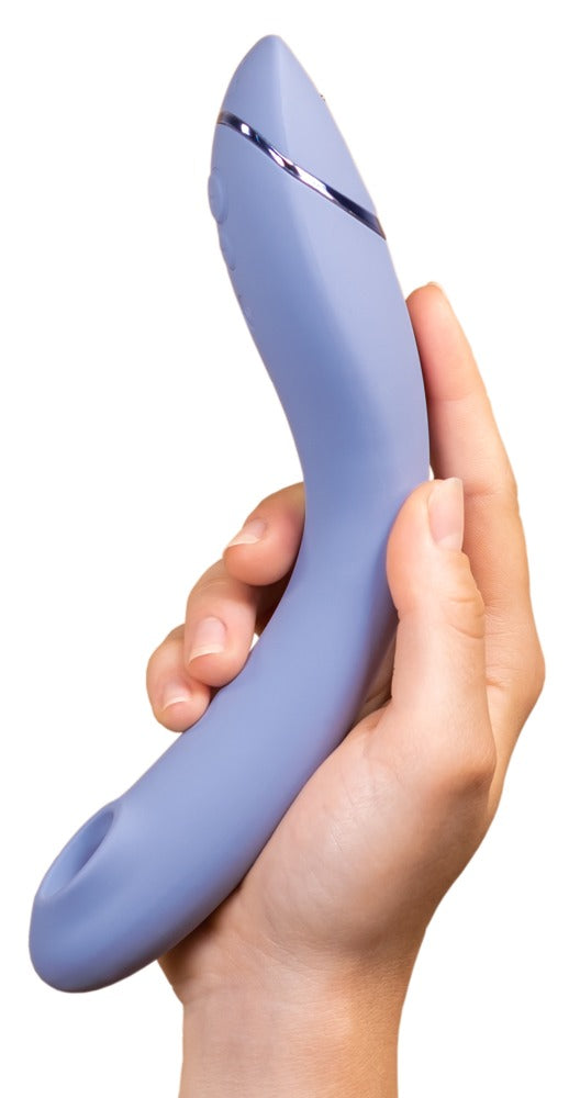 Womanizer OG Pleasure Air Stimulator in der Hand gehalten