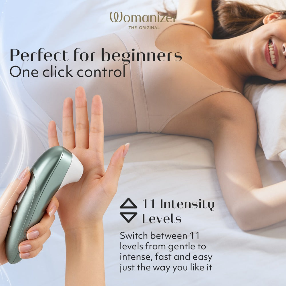 Womanizer Pro bei sanfter Anwendung auf der Haut in elegantem Wellness Setting