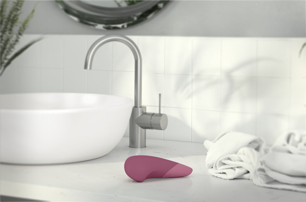 Womanizer Vibe Premium Vibrator im modernen Badezimmer