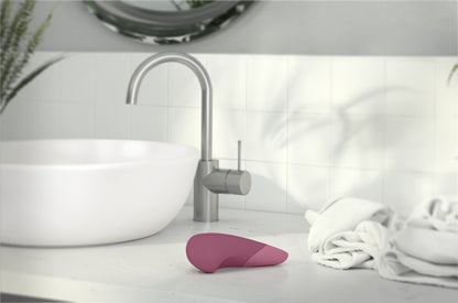 Womanizer Vibe Premium Vibrator im modernen Badezimmer
