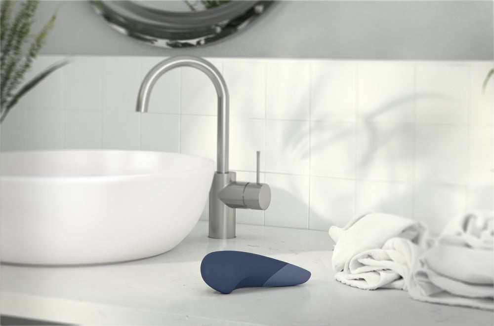 Womanizer Vibe Premium Vibrator im modernen Badezimmer