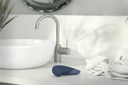 Womanizer Vibe Premium Vibrator im modernen Badezimmer