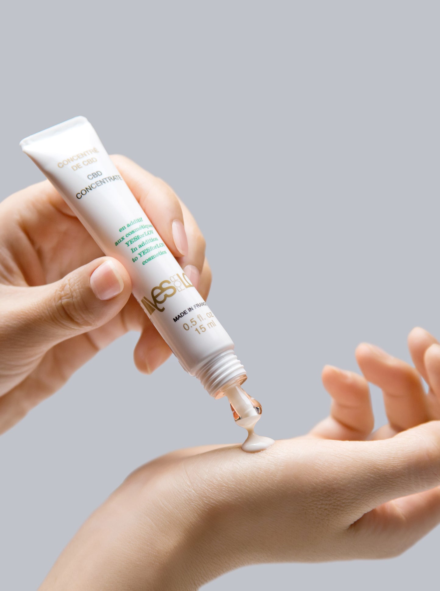 YESforLOV CBD Concentrate Bio Anwendung Tropfen auf der Hand
