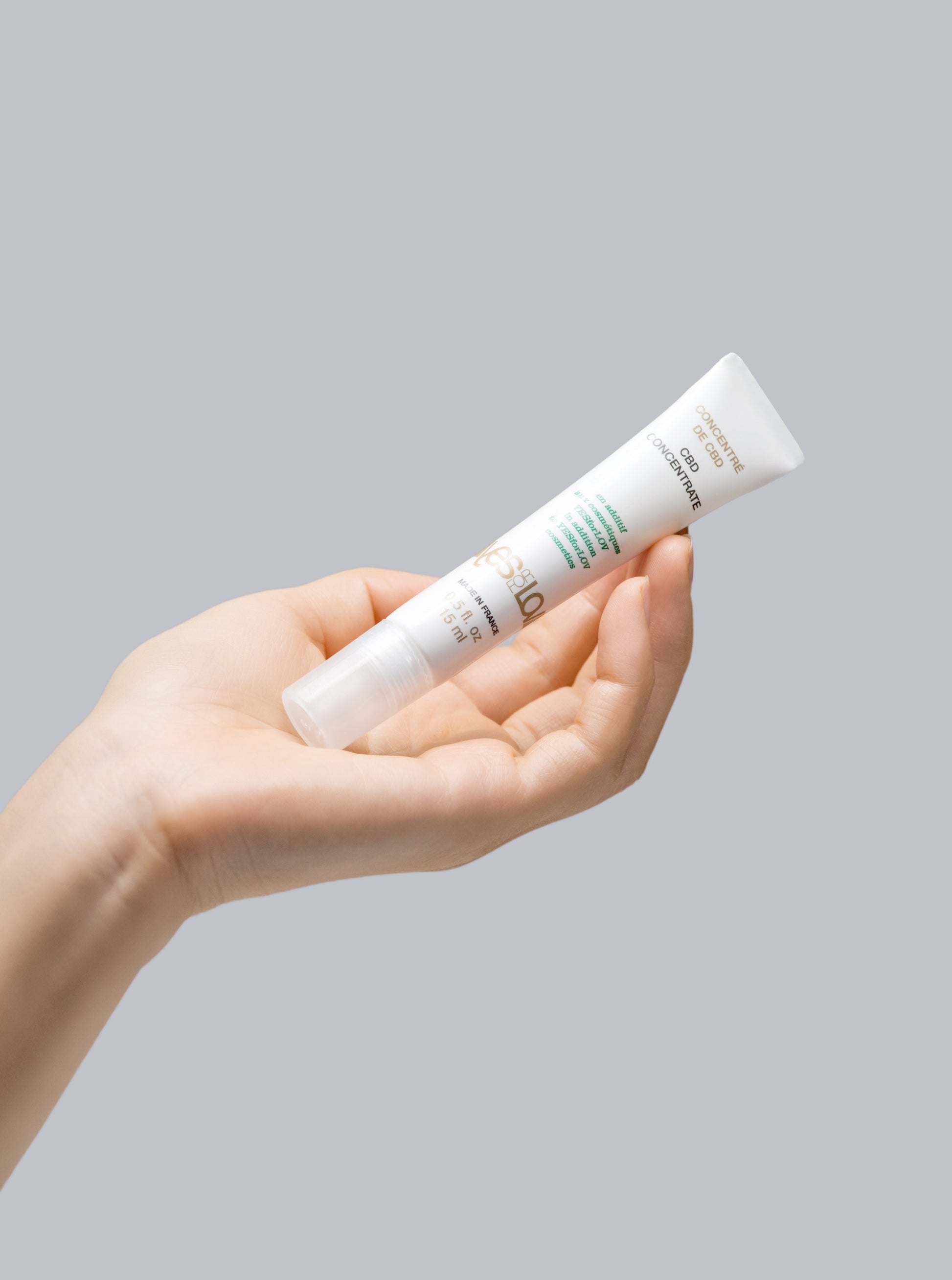 YESforLOV CBD Concentrate Bio Textur auf der Haut