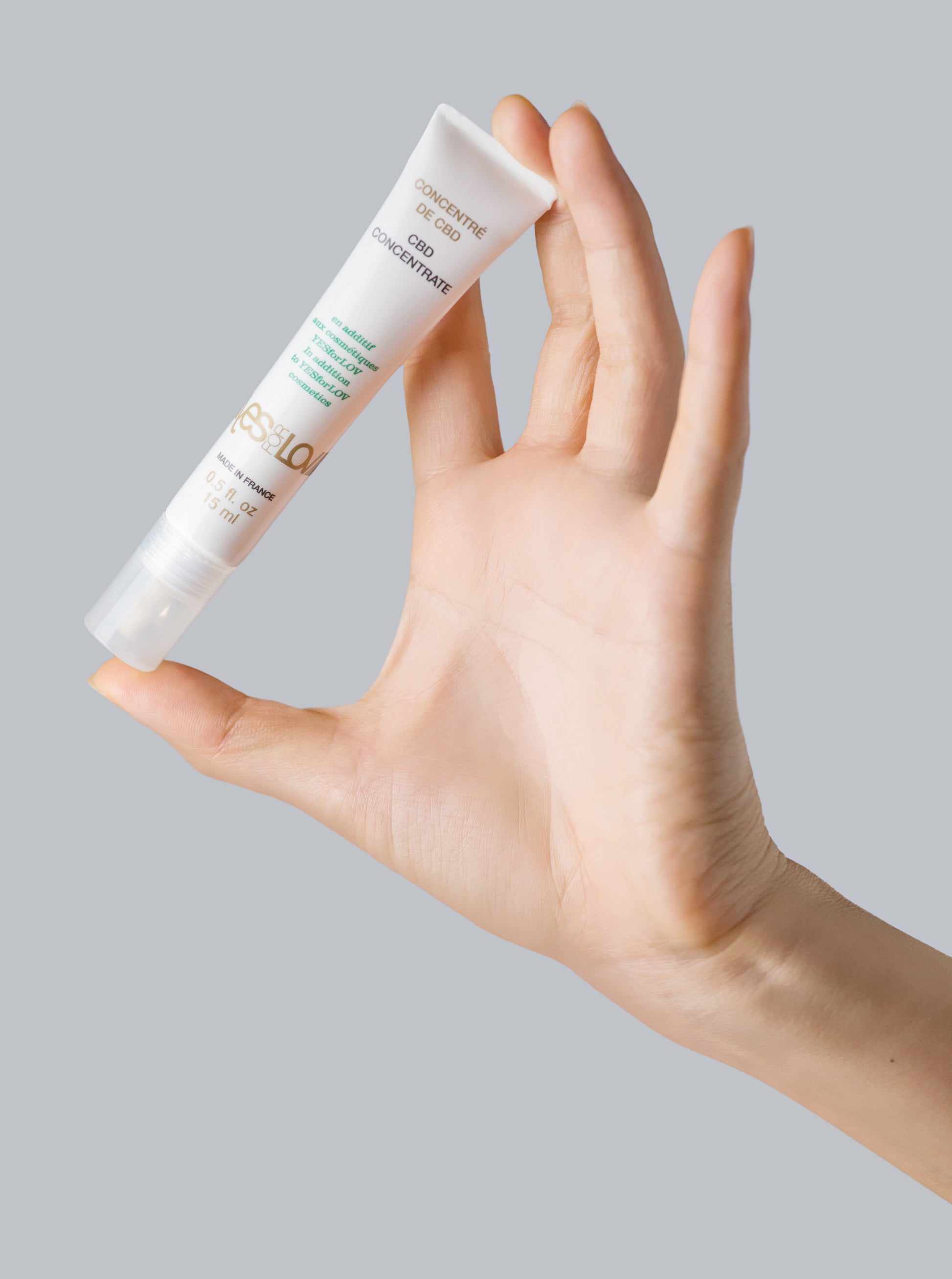 YESforLOV CBD Concentrate Bio 15ml Tube in der Hand