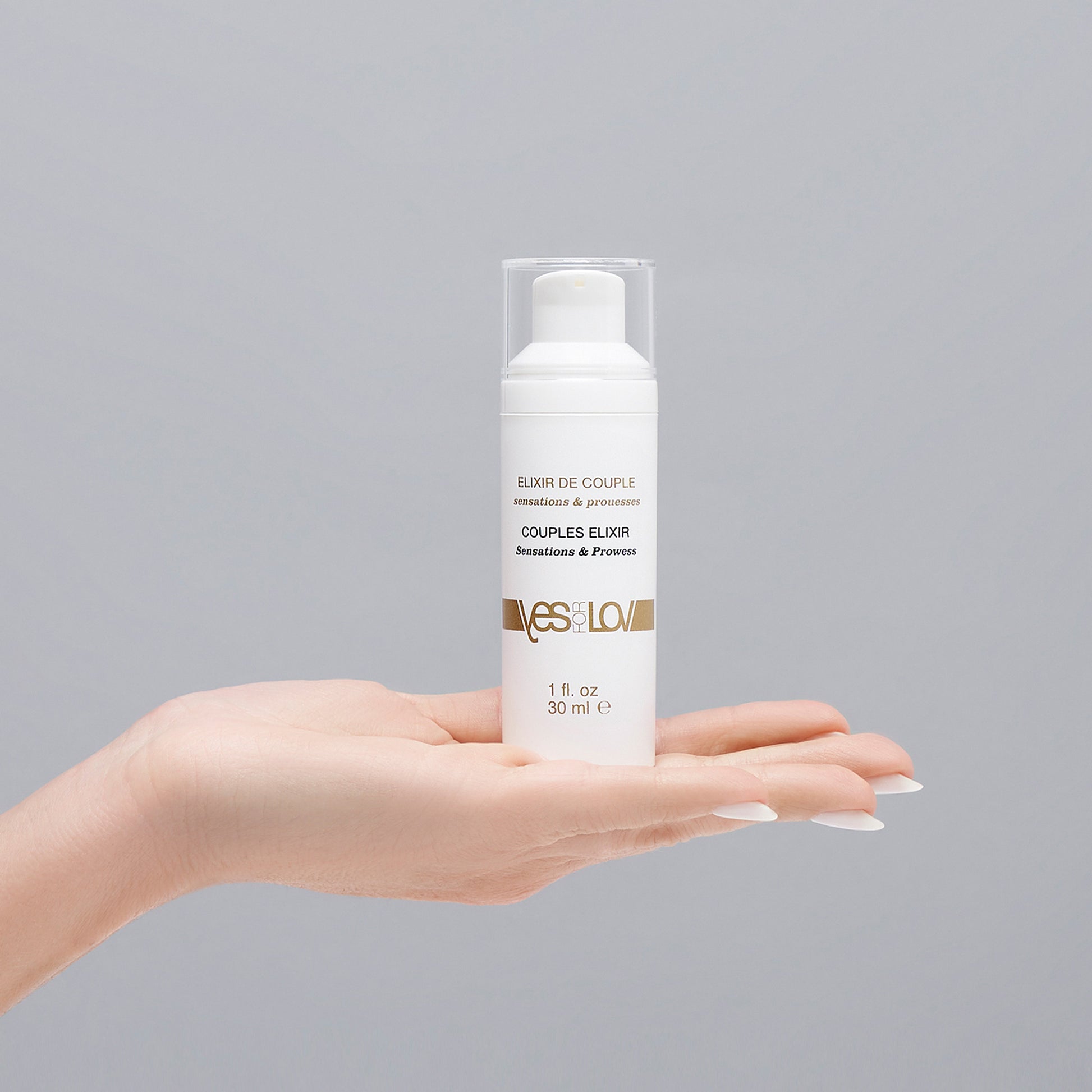 YESforLOV Couples Elixier auf Hand präsentiert – Intimate Wellness Gel für Paare