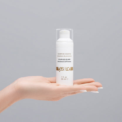 YESforLOV Couples Elixier auf Hand präsentiert – Intimate Wellness Gel für Paare