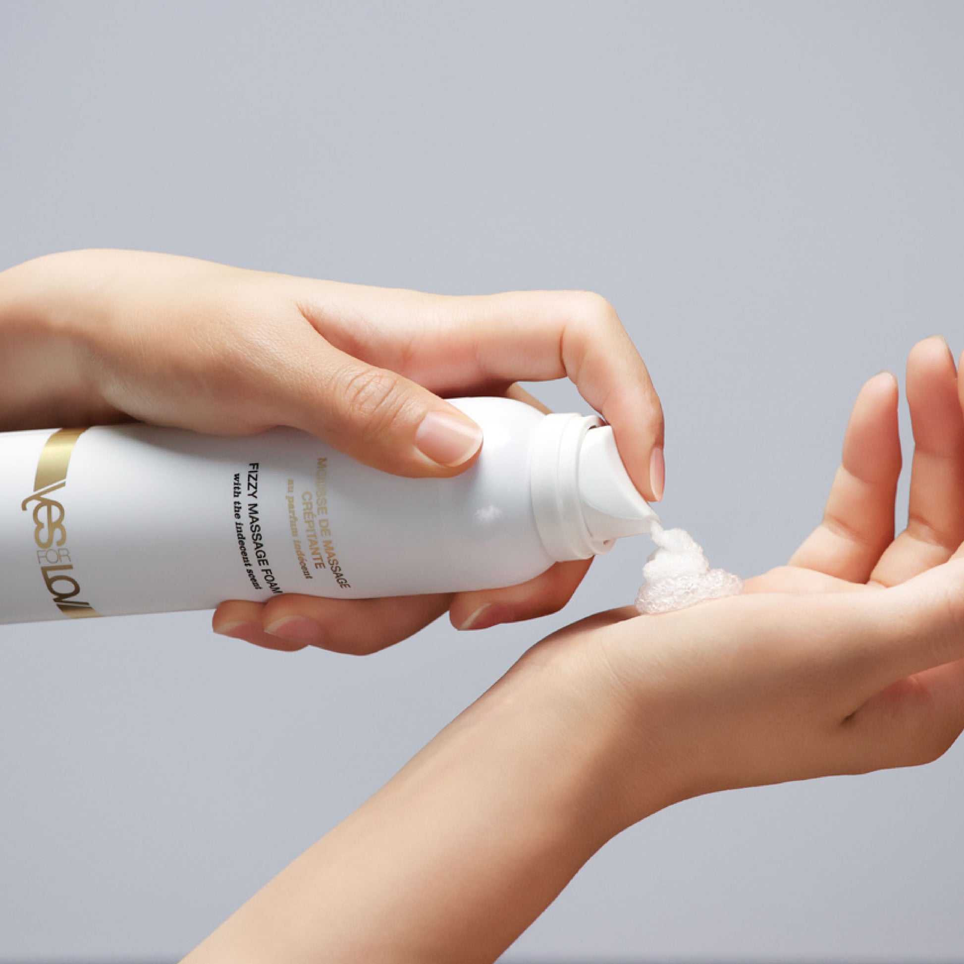 YESforLOV Fizzy Massage Foam Anwendung auf der Haut sanfte Massage