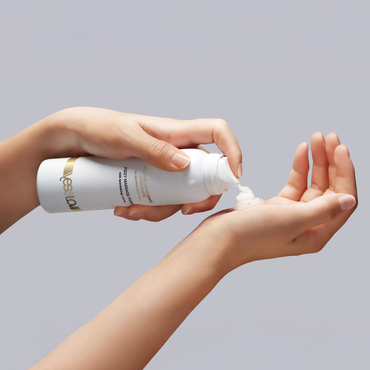 YESforLOV Fizzy Massage Foam beim Dosieren des prickelnden Schaums in eine Hand