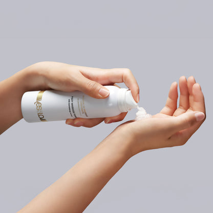 YESforLOV Fizzy Massage Foam beim Dosieren des prickelnden Schaums in eine Hand