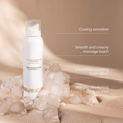 YESforLOV Fizzy Massage Foam in sinnlicher Produktinszenierung mit cremig-prickelnder Massagewirkung