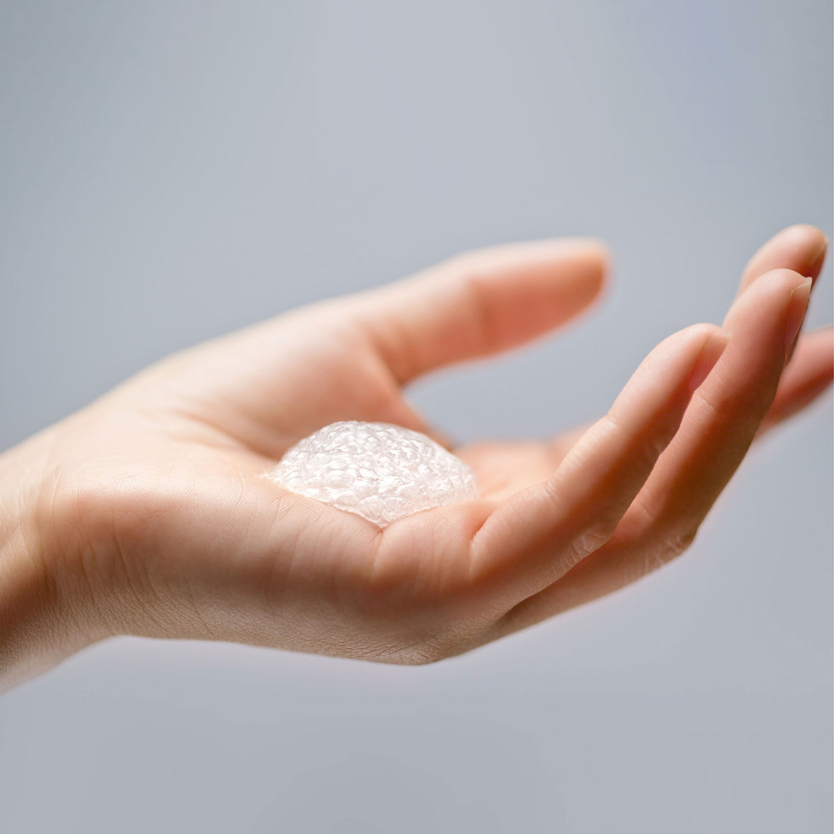 Cremige Schaumtextur des YESforLOV Fizzy Massage Foam auf einer Hand