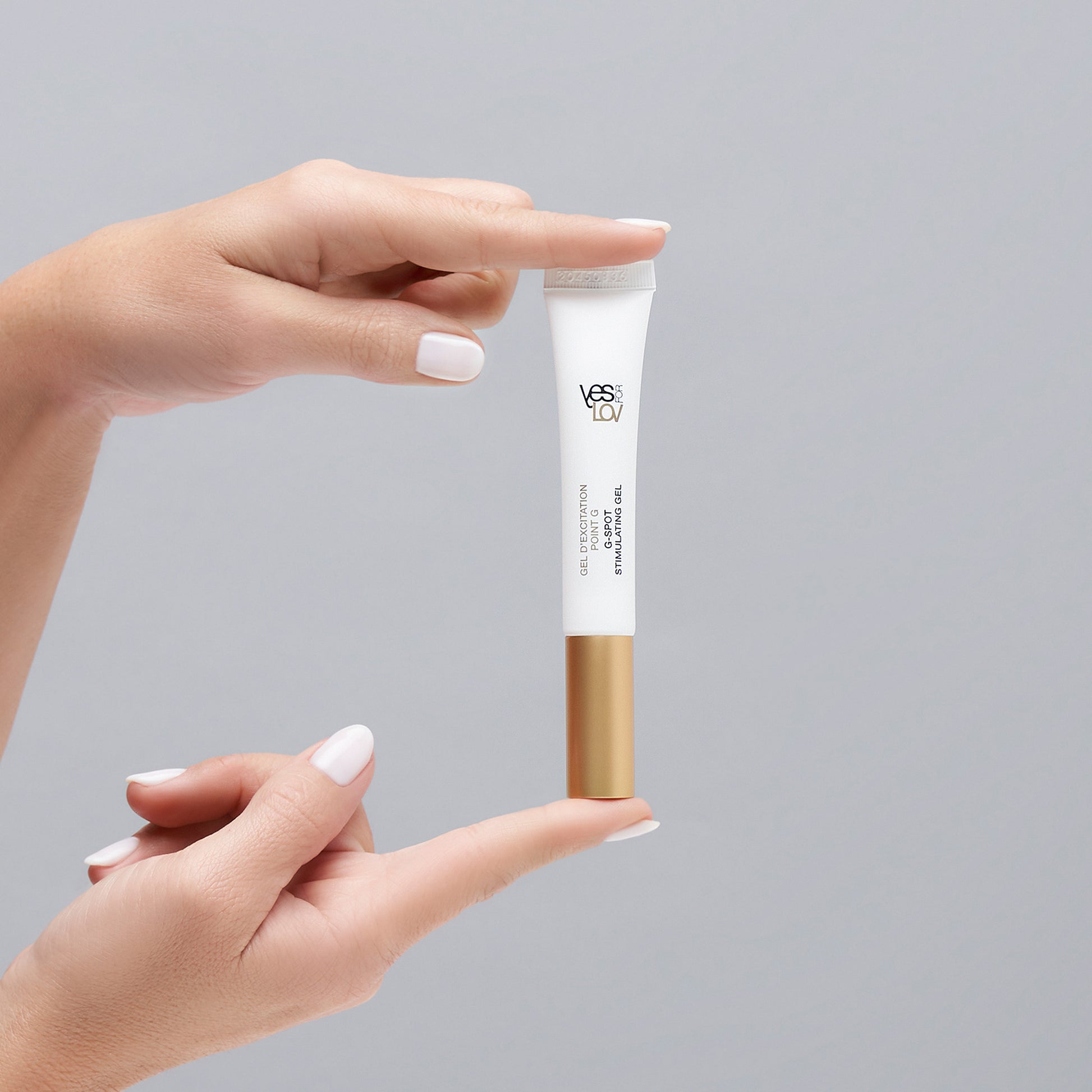 YESforLOV G-Spot Stimulation Gel Anwendung Tube in der Hand sanfte Intimität