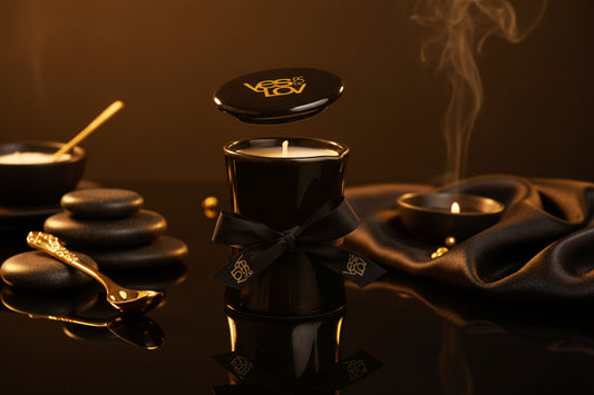 Detailansicht der YESforLOV Massage Candle mit eleganter Schleife und Glasdesign