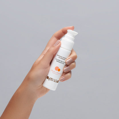 Anwendung des YESforLOV Massage Gels aus einer hochwertigen Pumpflasche