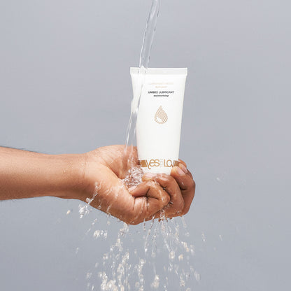 YESforLOV Natural Intimate Lubricant bei der Anwendung mit transparentem Gel auf der Hand