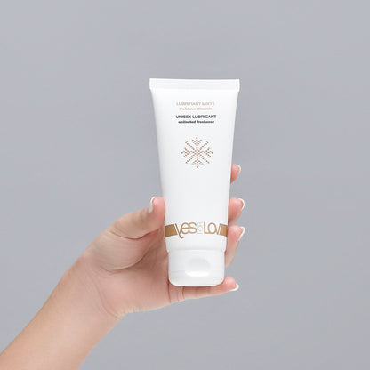 YESforLOV Unlimited Freshness Gleitgel Anwendung in der Hand