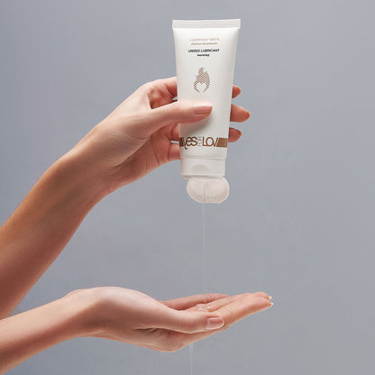 YESforLOV Unlimited Warming Lubricant 100ml Gleitgel Anwendung Detail