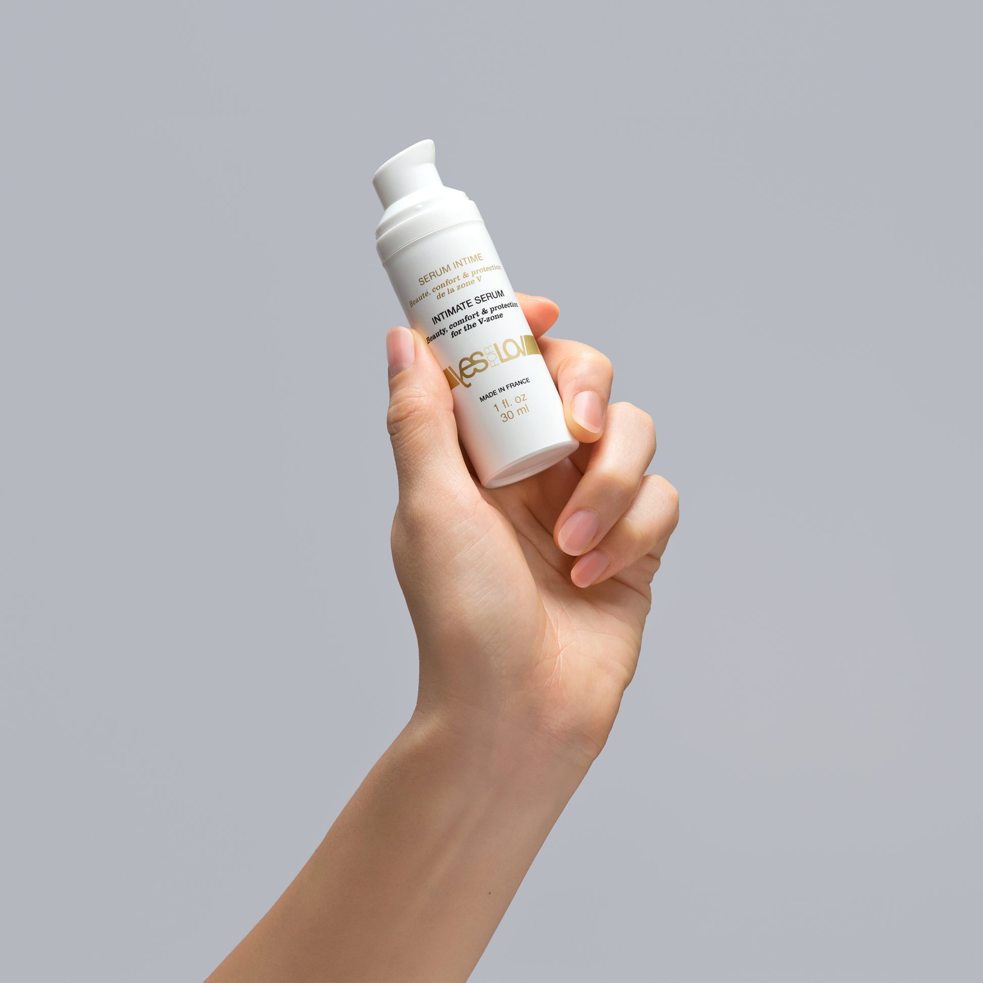 YESforLOV Intimate Serum Anwendung Hand mit Pumpspender sanfte Intimpflege