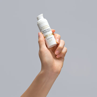 YESforLOV Intimate Serum Anwendung Hand mit Pumpspender sanfte Intimpflege