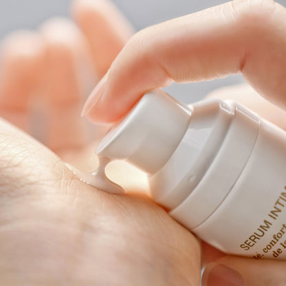 YESforLOV V-Zone Intimate Serum Detail Pumpspender Pflegeprodukt Nahaufnahme