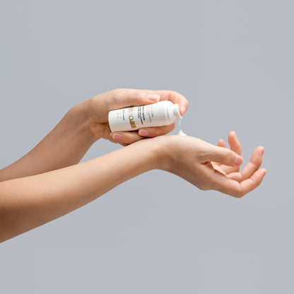 YESforLOV Intimate Serum Dosierung auf der Haut sanfte Pflege Textur