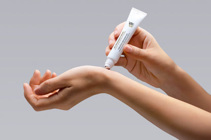 YESforLOV Vibrating Orgasmic Gel 20ml Anwendung mit Roll-on Applikator auf der Haut