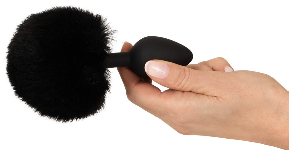 Analplug mit Puschel in der Hand gehalten zur Größenansicht