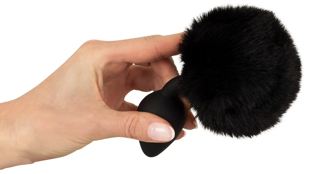 Größenvergleich des Fluffy Tail Analplugs in der Hand