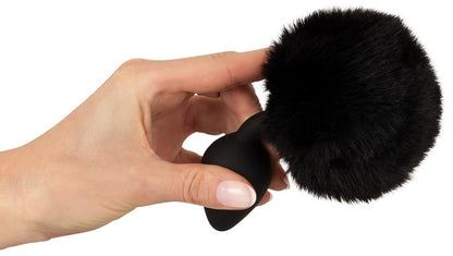 Größenvergleich des Fluffy Tail Analplugs in der Hand